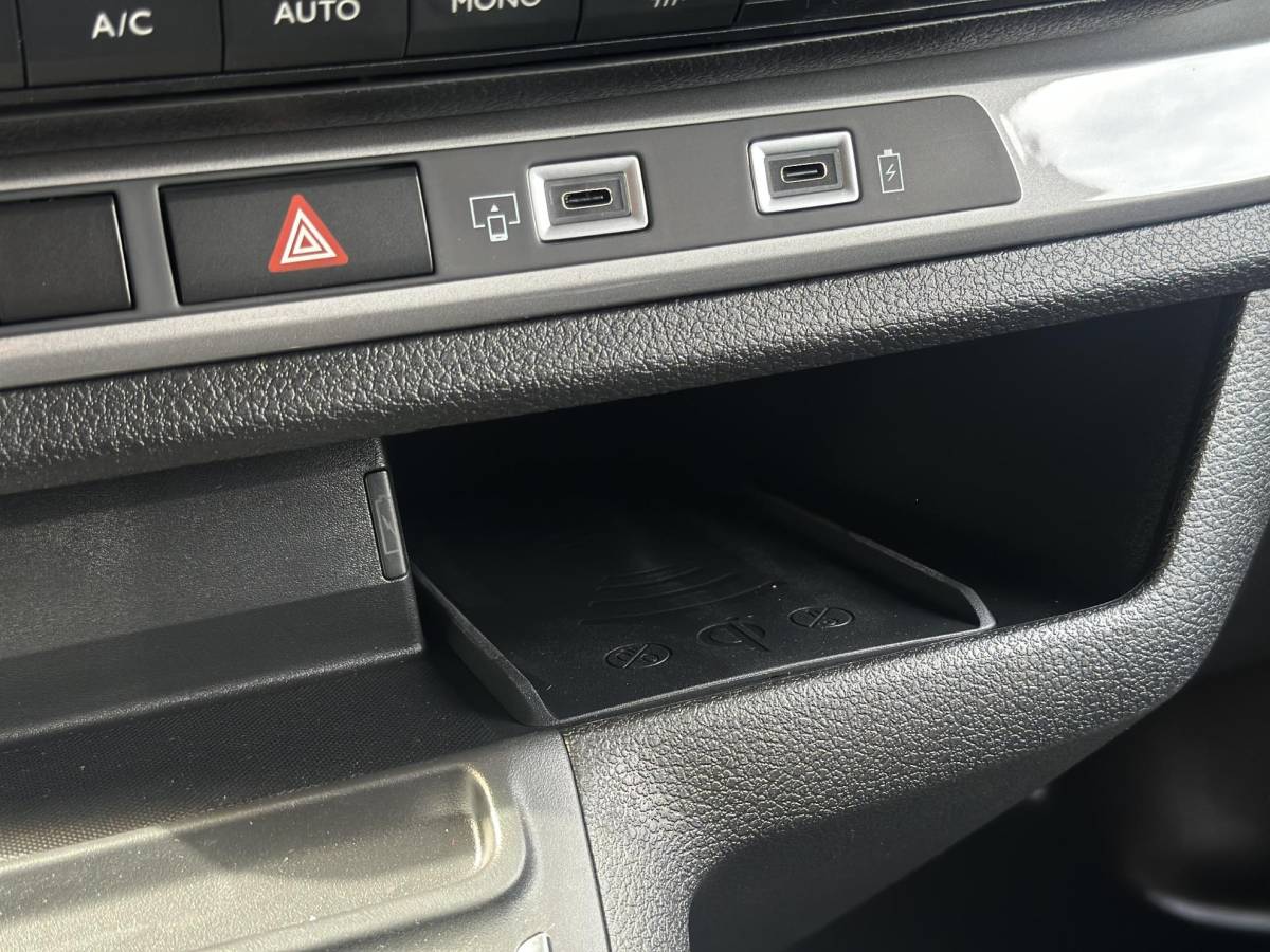 Citroën ë-Jumpy Citroen ë-Jumpy L3 136 75 kWh | STX | Leer | Stoel/-Stuurverwarming | Draadloze telefoonlader | Apple Carplay/Android Auto | Lichtmetalen velgen | Climate Control | Cruise Control | Parkeercamera/-sensoren | Inbouw |