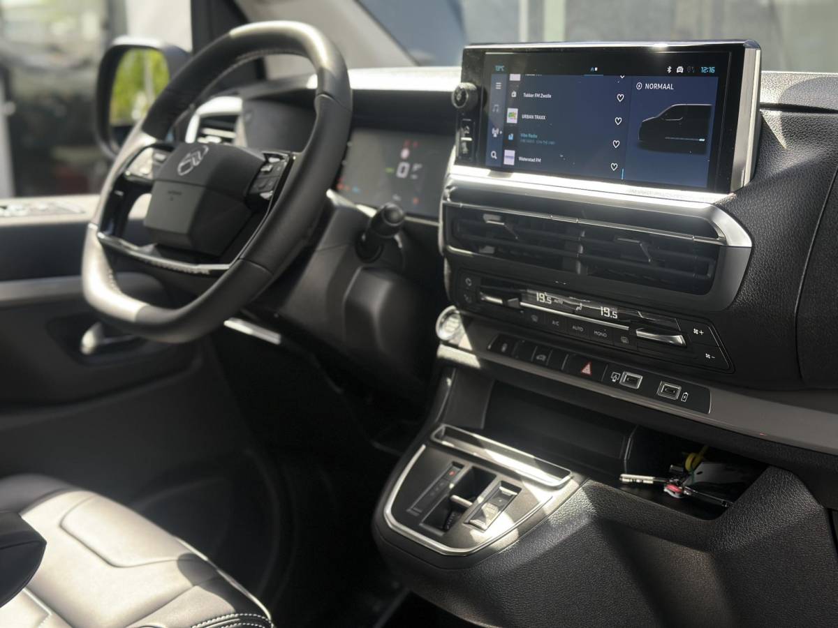 Citroën ë-Jumpy Citroen ë-Jumpy L3 136 75 kWh | STX | Leer | Stoel/-Stuurverwarming | Draadloze telefoonlader | Apple Carplay/Android Auto | Lichtmetalen velgen | Climate Control | Cruise Control | Parkeercamera/-sensoren | Inbouw |