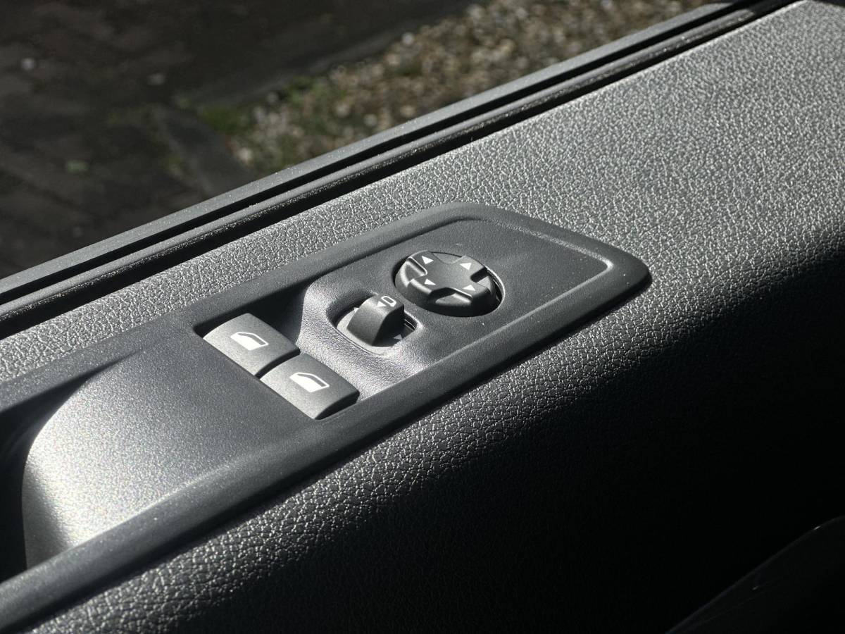 Citroën ë-Jumpy Citroen ë-Jumpy L3 136 75 kWh | STX | Leer | Stoel/-Stuurverwarming | Draadloze telefoonlader | Apple Carplay/Android Auto | Lichtmetalen velgen | Climate Control | Cruise Control | Parkeercamera/-sensoren | Inbouw |