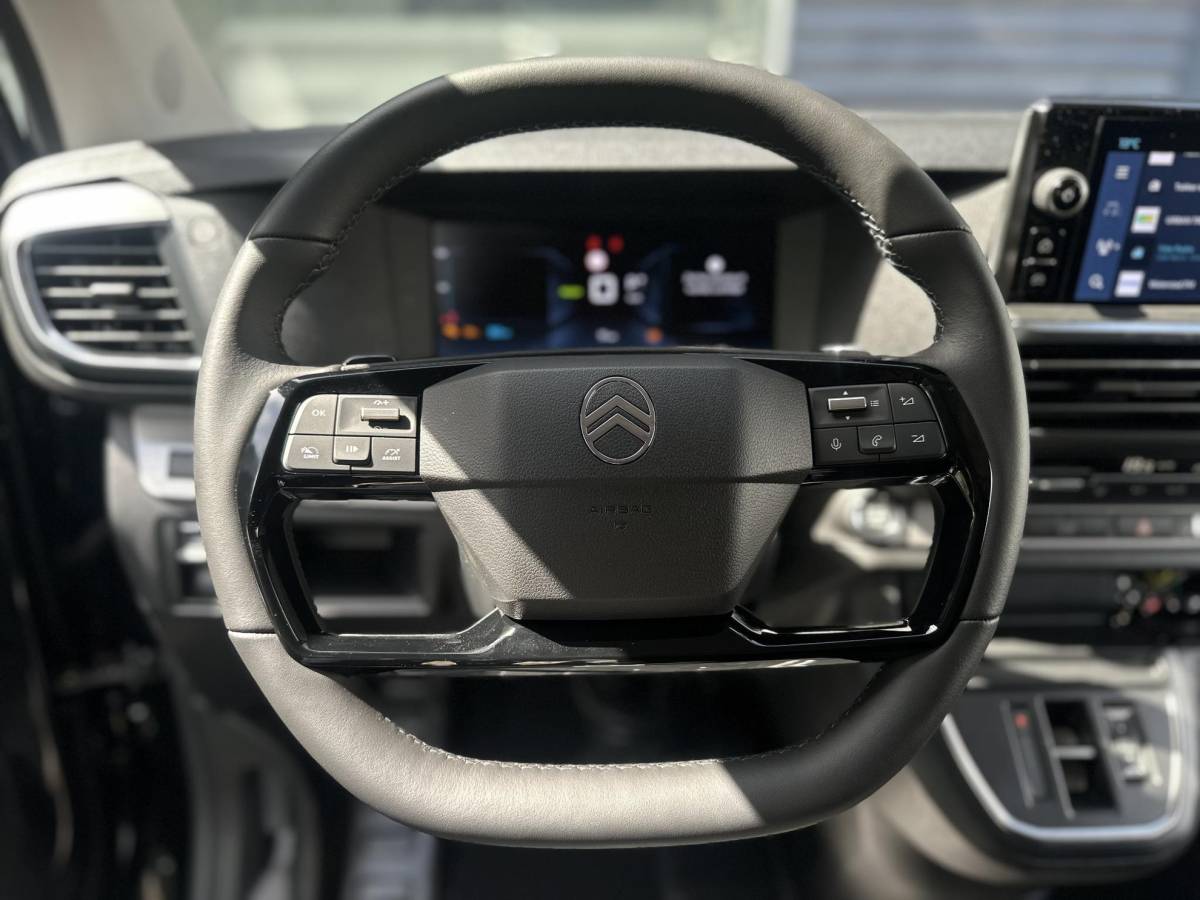 Citroën ë-Jumpy Citroen ë-Jumpy L3 136 75 kWh | STX | Leer | Stoel/-Stuurverwarming | Draadloze telefoonlader | Apple Carplay/Android Auto | Lichtmetalen velgen | Climate Control | Cruise Control | Parkeercamera/-sensoren | Inbouw |