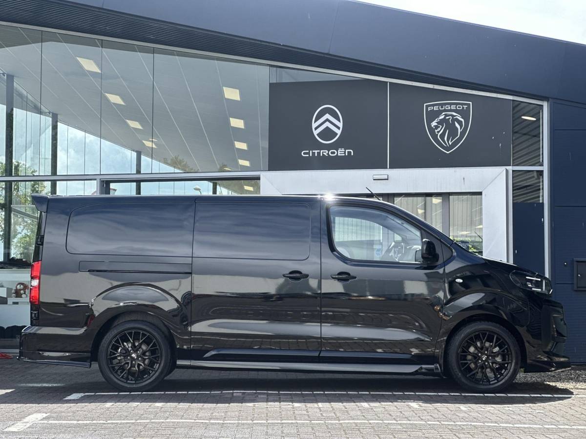 Citroën ë-Jumpy Citroen ë-Jumpy L3 136 75 kWh | STX | Leer | Stoel/-Stuurverwarming | Draadloze telefoonlader | Apple Carplay/Android Auto | Lichtmetalen velgen | Climate Control | Cruise Control | Parkeercamera/-sensoren | Inbouw |