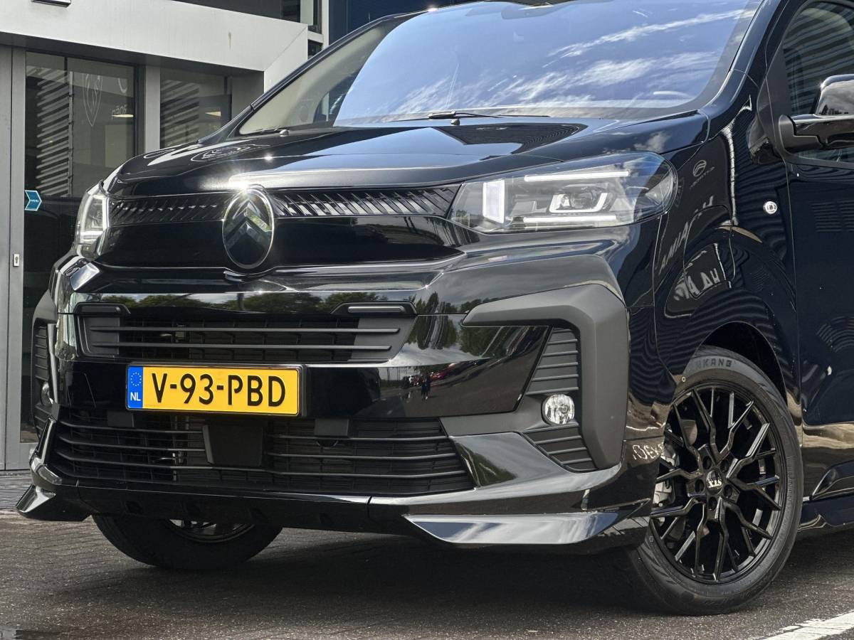 Citroën ë-Jumpy Citroen ë-Jumpy L3 136 75 kWh | STX | Leer | Stoel/-Stuurverwarming | Draadloze telefoonlader | Apple Carplay/Android Auto | Lichtmetalen velgen | Climate Control | Cruise Control | Parkeercamera/-sensoren | Inbouw |