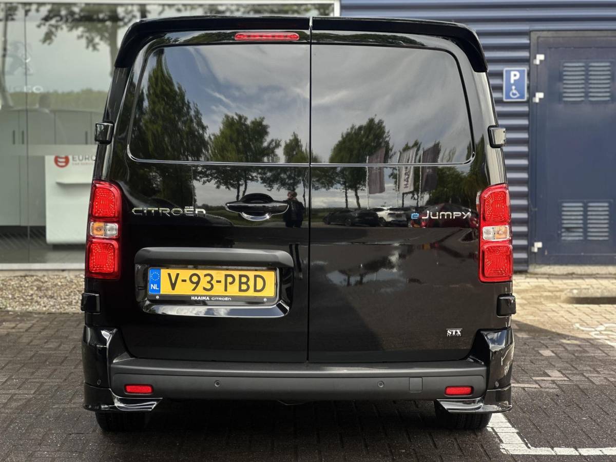 Citroën ë-Jumpy Citroen ë-Jumpy L3 136 75 kWh | STX | Leer | Stoel/-Stuurverwarming | Draadloze telefoonlader | Apple Carplay/Android Auto | Lichtmetalen velgen | Climate Control | Cruise Control | Parkeercamera/-sensoren | Inbouw |