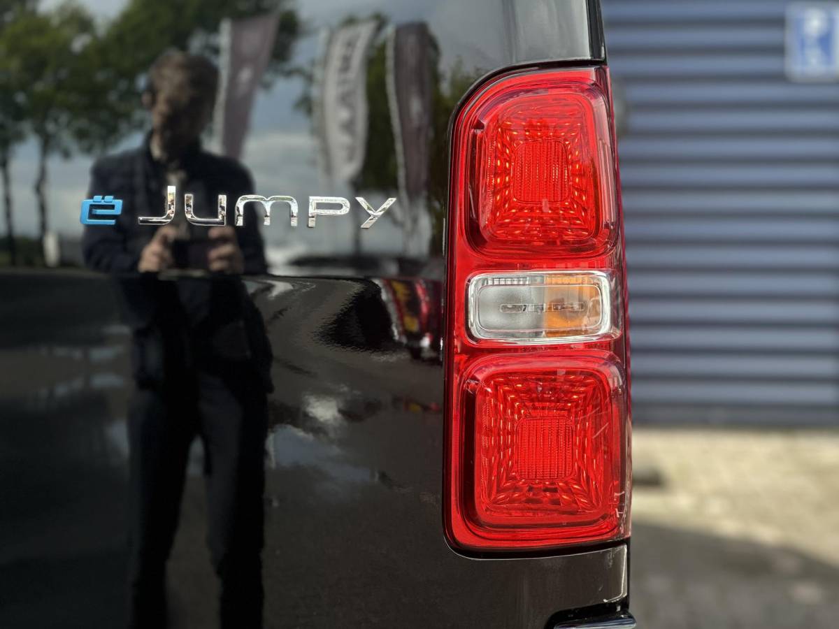 Citroën ë-Jumpy Citroen ë-Jumpy L3 136 75 kWh | STX | Leer | Stoel/-Stuurverwarming | Draadloze telefoonlader | Apple Carplay/Android Auto | Lichtmetalen velgen | Climate Control | Cruise Control | Parkeercamera/-sensoren | Inbouw |