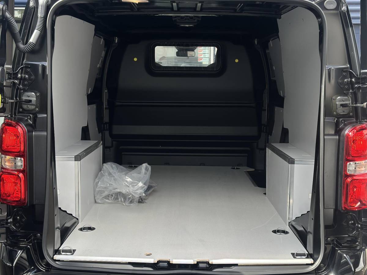 Citroën ë-Jumpy Citroen ë-Jumpy L3 136 75 kWh | STX | Leer | Stoel/-Stuurverwarming | Draadloze telefoonlader | Apple Carplay/Android Auto | Lichtmetalen velgen | Climate Control | Cruise Control | Parkeercamera/-sensoren | Inbouw |