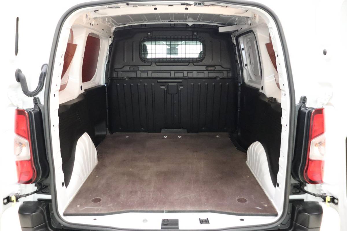 Peugeot Partner Peugeot Partner 1.5 BlueHDi 100 L1 100 PK | Cruise Control | Airco | Achteruitrijcamera | Apple Carplay | DAB Radio | Parkeersensoren Voor & Achter | Regensensor
