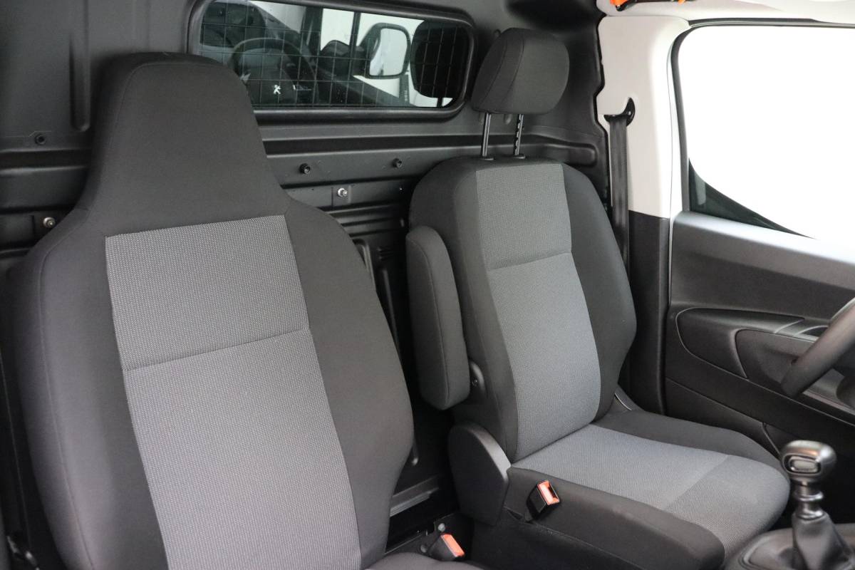 Peugeot Partner Peugeot Partner 1.5 BlueHDi 100 L1 100 PK | Cruise Control | Airco | Achteruitrijcamera | Apple Carplay | DAB Radio | Parkeersensoren Voor & Achter | Regensensor