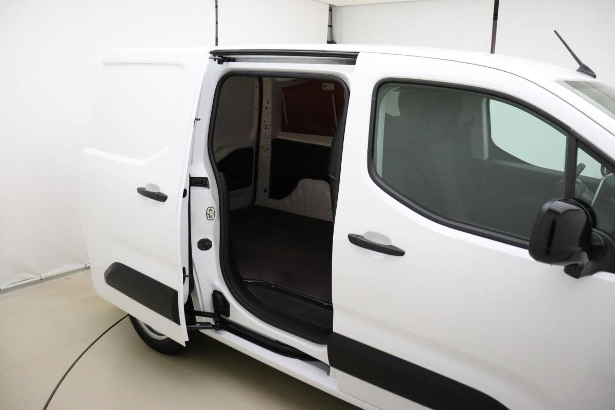 Peugeot Partner Peugeot Partner 1.5 BlueHDi 100 L1 100 PK | Cruise Control | Airco | Achteruitrijcamera | Apple Carplay | DAB Radio | Parkeersensoren Voor & Achter | Regensensor