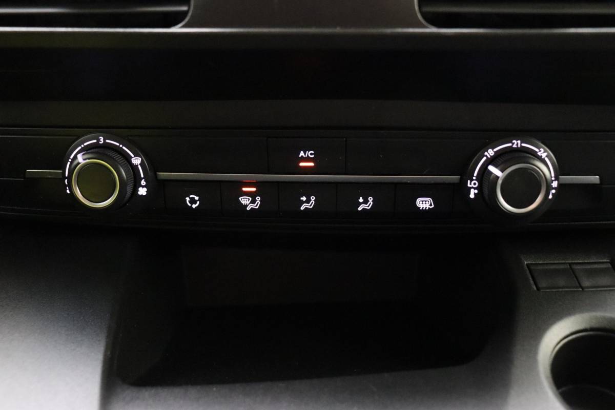 Peugeot Partner Peugeot Partner 1.5 BlueHDi 100 L1 100 PK | Cruise Control | Airco | Achteruitrijcamera | Apple Carplay | DAB Radio | Parkeersensoren Voor & Achter | Regensensor