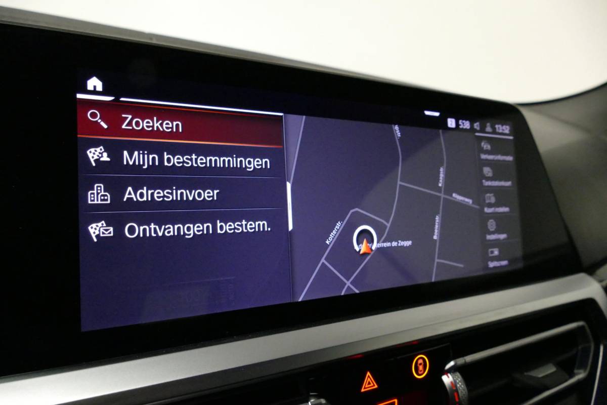BMW 4 Serie BMW 4-serie Cabrio M440i xDrive High Executive / Air Collar (nekverwarming / BMW Laserlight / Elektr. verstelbare voorstoelen (links met memory) / Harman Kardon Surround Sound / Stoelverwarming / 20″ / Rondomzichtcamera / HUD / Apple Carplay – Android Auto / Adaptief M onderstel / Elektr. wegklapbare trekhaak / Leder interieur / Dodehoekdetectie / Achteruitrijcamera