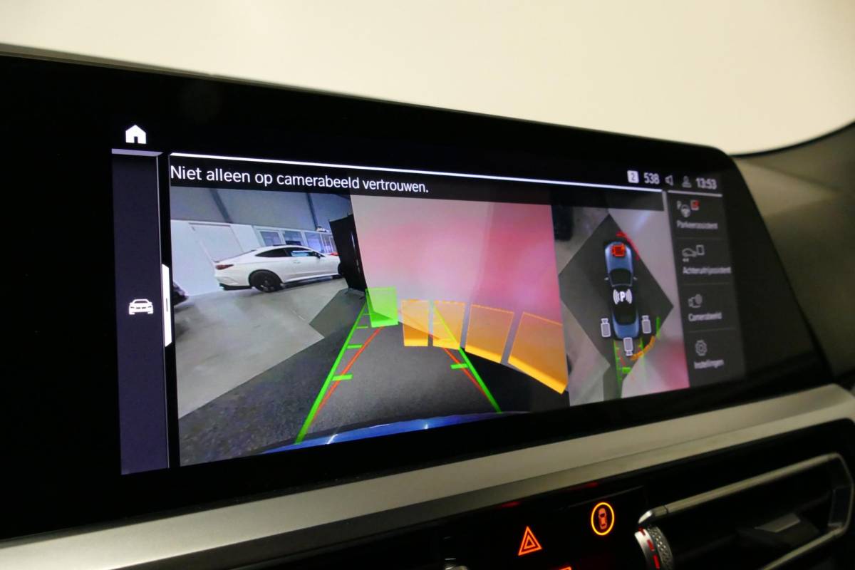 BMW 4 Serie BMW 4-serie Cabrio M440i xDrive High Executive / Air Collar (nekverwarming / BMW Laserlight / Elektr. verstelbare voorstoelen (links met memory) / Harman Kardon Surround Sound / Stoelverwarming / 20″ / Rondomzichtcamera / HUD / Apple Carplay – Android Auto / Adaptief M onderstel / Elektr. wegklapbare trekhaak / Leder interieur / Dodehoekdetectie / Achteruitrijcamera