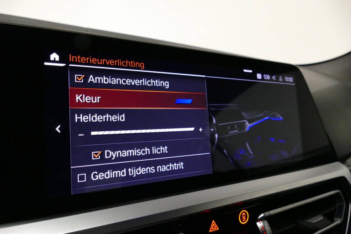 BMW 4 Serie BMW 4-serie Cabrio M440i xDrive High Executive / Air Collar (nekverwarming / BMW Laserlight / Elektr. verstelbare voorstoelen (links met memory) / Harman Kardon Surround Sound / Stoelverwarming / 20″ / Rondomzichtcamera / HUD / Apple Carplay – Android Auto / Adaptief M onderstel / Elektr. wegklapbare trekhaak / Leder interieur / Dodehoekdetectie / Achteruitrijcamera