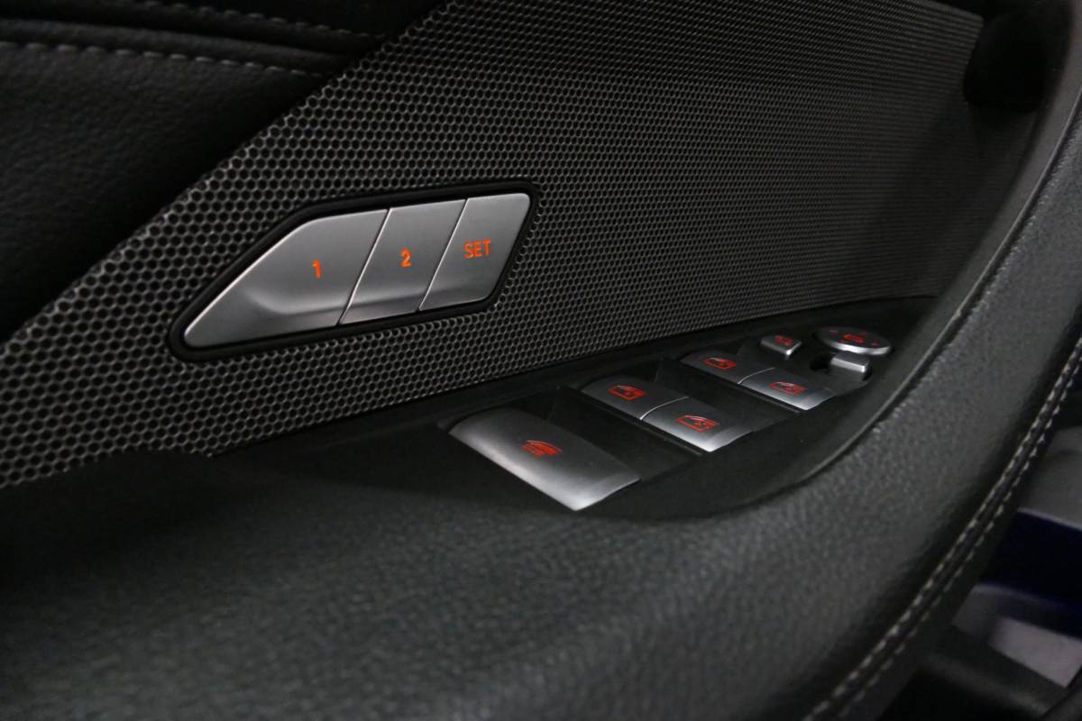 BMW 4 Serie BMW 4-serie Cabrio M440i xDrive High Executive / Air Collar (nekverwarming / BMW Laserlight / Elektr. verstelbare voorstoelen (links met memory) / Harman Kardon Surround Sound / Stoelverwarming / 20″ / Rondomzichtcamera / HUD / Apple Carplay – Android Auto / Adaptief M onderstel / Elektr. wegklapbare trekhaak / Leder interieur / Dodehoekdetectie / Achteruitrijcamera