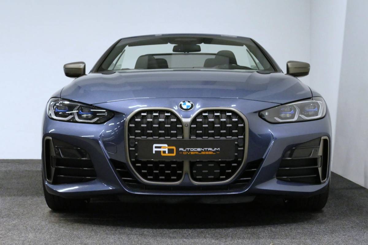 BMW 4 Serie BMW 4-serie Cabrio M440i xDrive High Executive / Air Collar (nekverwarming / BMW Laserlight / Elektr. verstelbare voorstoelen (links met memory) / Harman Kardon Surround Sound / Stoelverwarming / 20″ / Rondomzichtcamera / HUD / Apple Carplay – Android Auto / Adaptief M onderstel / Elektr. wegklapbare trekhaak / Leder interieur / Dodehoekdetectie / Achteruitrijcamera