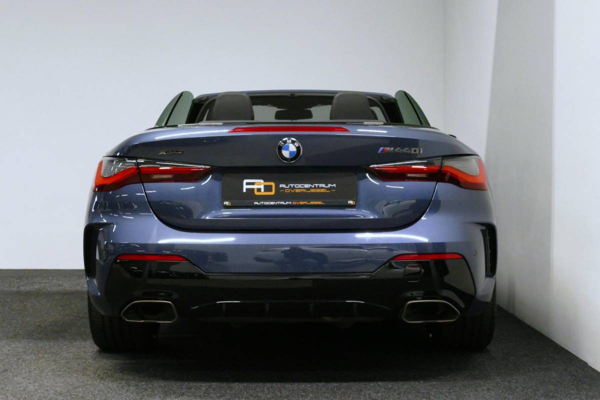 BMW 4 Serie BMW 4-serie Cabrio M440i xDrive High Executive / Air Collar (nekverwarming / BMW Laserlight / Elektr. verstelbare voorstoelen (links met memory) / Harman Kardon Surround Sound / Stoelverwarming / 20″ / Rondomzichtcamera / HUD / Apple Carplay – Android Auto / Adaptief M onderstel / Elektr. wegklapbare trekhaak / Leder interieur / Dodehoekdetectie / Achteruitrijcamera