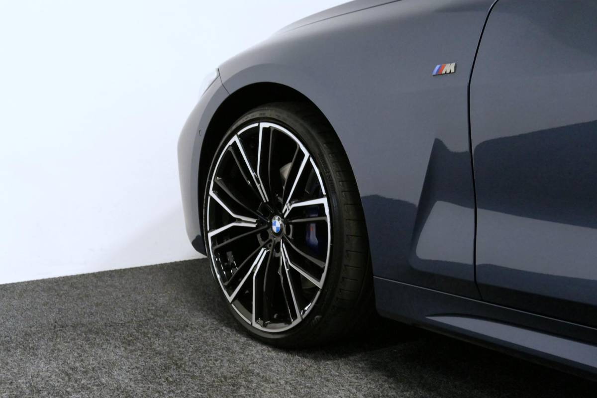 BMW 4 Serie BMW 4-serie Cabrio M440i xDrive High Executive / Air Collar (nekverwarming / BMW Laserlight / Elektr. verstelbare voorstoelen (links met memory) / Harman Kardon Surround Sound / Stoelverwarming / 20″ / Rondomzichtcamera / HUD / Apple Carplay – Android Auto / Adaptief M onderstel / Elektr. wegklapbare trekhaak / Leder interieur / Dodehoekdetectie / Achteruitrijcamera