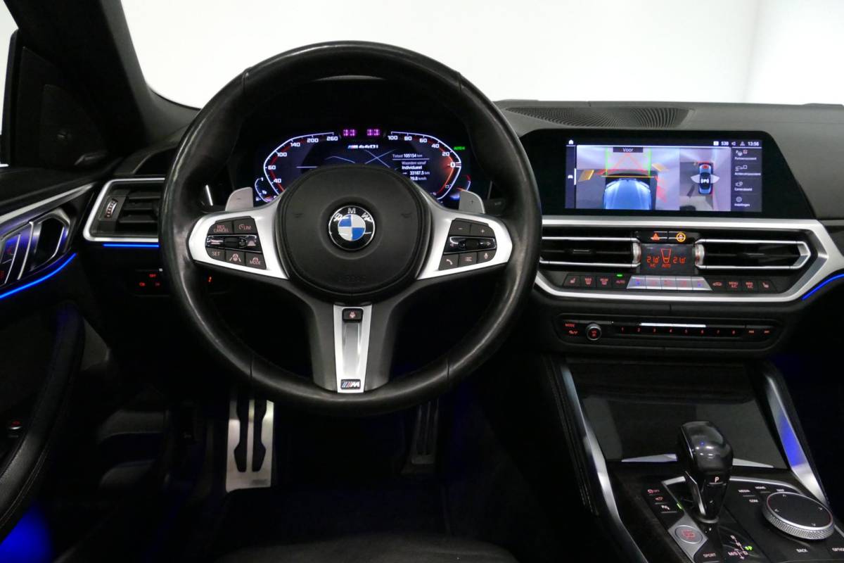 BMW 4 Serie BMW 4-serie Cabrio M440i xDrive High Executive / Air Collar (nekverwarming / BMW Laserlight / Elektr. verstelbare voorstoelen (links met memory) / Harman Kardon Surround Sound / Stoelverwarming / 20″ / Rondomzichtcamera / HUD / Apple Carplay – Android Auto / Adaptief M onderstel / Elektr. wegklapbare trekhaak / Leder interieur / Dodehoekdetectie / Achteruitrijcamera