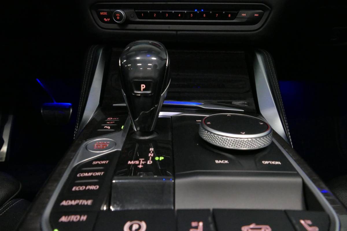 BMW 4 Serie BMW 4-serie Cabrio M440i xDrive High Executive / Air Collar (nekverwarming / BMW Laserlight / Elektr. verstelbare voorstoelen (links met memory) / Harman Kardon Surround Sound / Stoelverwarming / 20″ / Rondomzichtcamera / HUD / Apple Carplay – Android Auto / Adaptief M onderstel / Elektr. wegklapbare trekhaak / Leder interieur / Dodehoekdetectie / Achteruitrijcamera