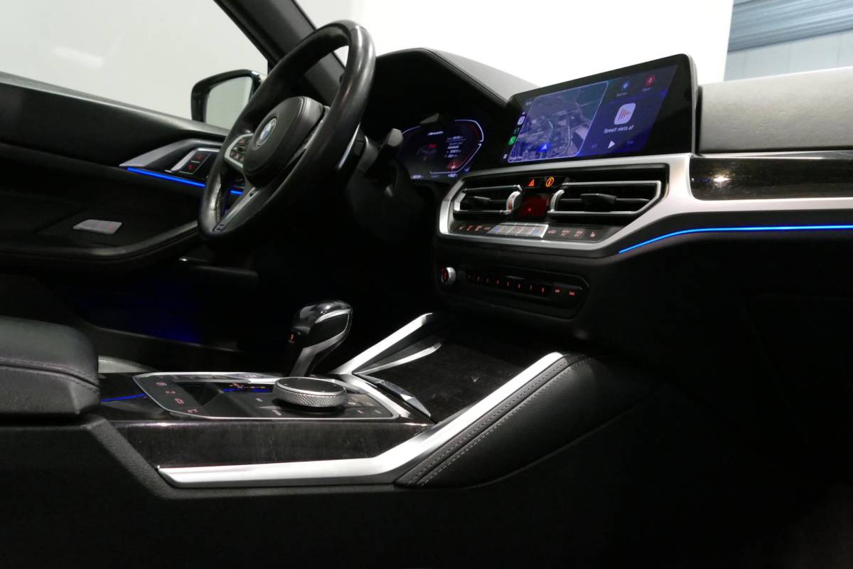 BMW 4 Serie BMW 4-serie Cabrio M440i xDrive High Executive / Air Collar (nekverwarming / BMW Laserlight / Elektr. verstelbare voorstoelen (links met memory) / Harman Kardon Surround Sound / Stoelverwarming / 20″ / Rondomzichtcamera / HUD / Apple Carplay – Android Auto / Adaptief M onderstel / Elektr. wegklapbare trekhaak / Leder interieur / Dodehoekdetectie / Achteruitrijcamera