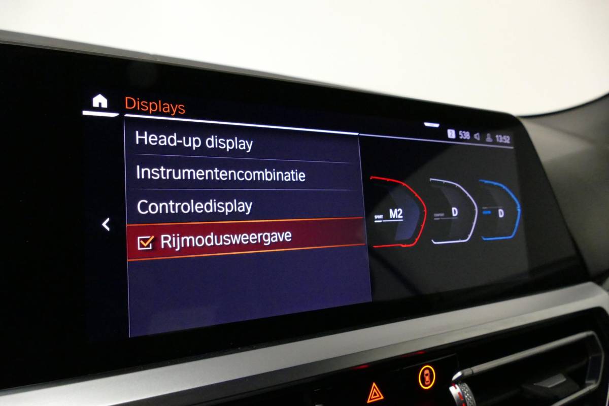 BMW 4 Serie BMW 4-serie Cabrio M440i xDrive High Executive / Air Collar (nekverwarming / BMW Laserlight / Elektr. verstelbare voorstoelen (links met memory) / Harman Kardon Surround Sound / Stoelverwarming / 20″ / Rondomzichtcamera / HUD / Apple Carplay – Android Auto / Adaptief M onderstel / Elektr. wegklapbare trekhaak / Leder interieur / Dodehoekdetectie / Achteruitrijcamera