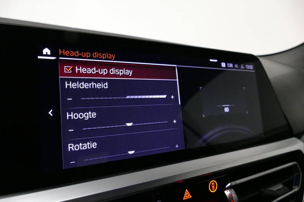 BMW 4 Serie BMW 4-serie Cabrio M440i xDrive High Executive / Air Collar (nekverwarming / BMW Laserlight / Elektr. verstelbare voorstoelen (links met memory) / Harman Kardon Surround Sound / Stoelverwarming / 20″ / Rondomzichtcamera / HUD / Apple Carplay – Android Auto / Adaptief M onderstel / Elektr. wegklapbare trekhaak / Leder interieur / Dodehoekdetectie / Achteruitrijcamera