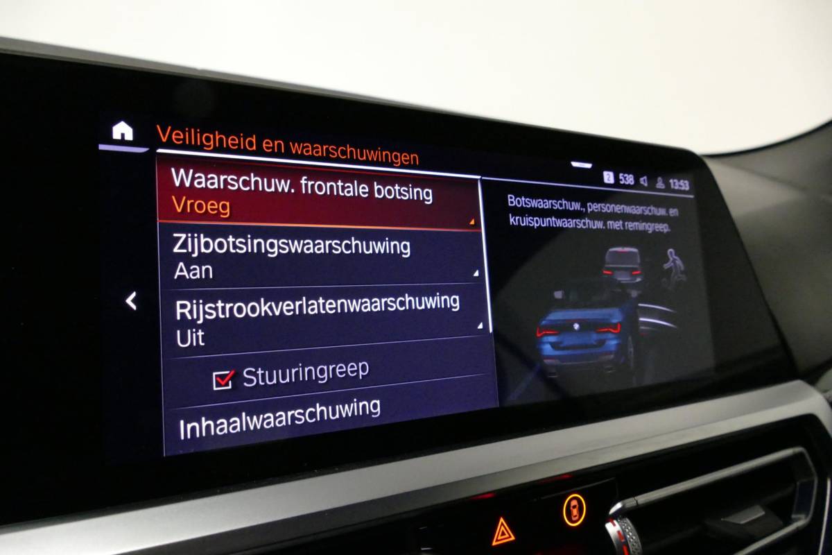 BMW 4 Serie BMW 4-serie Cabrio M440i xDrive High Executive / Air Collar (nekverwarming / BMW Laserlight / Elektr. verstelbare voorstoelen (links met memory) / Harman Kardon Surround Sound / Stoelverwarming / 20″ / Rondomzichtcamera / HUD / Apple Carplay – Android Auto / Adaptief M onderstel / Elektr. wegklapbare trekhaak / Leder interieur / Dodehoekdetectie / Achteruitrijcamera