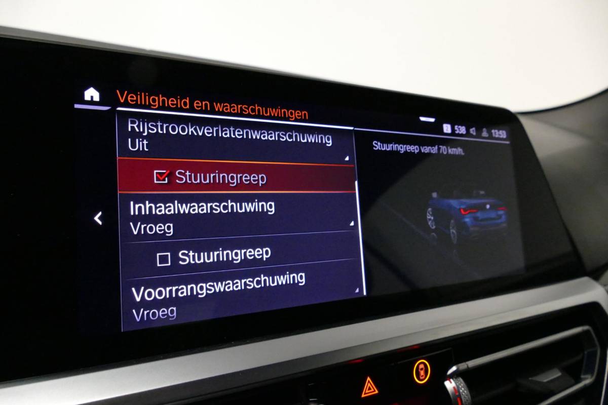 BMW 4 Serie BMW 4-serie Cabrio M440i xDrive High Executive / Air Collar (nekverwarming / BMW Laserlight / Elektr. verstelbare voorstoelen (links met memory) / Harman Kardon Surround Sound / Stoelverwarming / 20″ / Rondomzichtcamera / HUD / Apple Carplay – Android Auto / Adaptief M onderstel / Elektr. wegklapbare trekhaak / Leder interieur / Dodehoekdetectie / Achteruitrijcamera