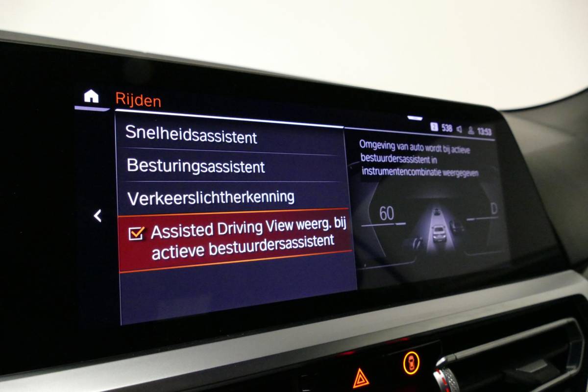 BMW 4 Serie BMW 4-serie Cabrio M440i xDrive High Executive / Air Collar (nekverwarming / BMW Laserlight / Elektr. verstelbare voorstoelen (links met memory) / Harman Kardon Surround Sound / Stoelverwarming / 20″ / Rondomzichtcamera / HUD / Apple Carplay – Android Auto / Adaptief M onderstel / Elektr. wegklapbare trekhaak / Leder interieur / Dodehoekdetectie / Achteruitrijcamera