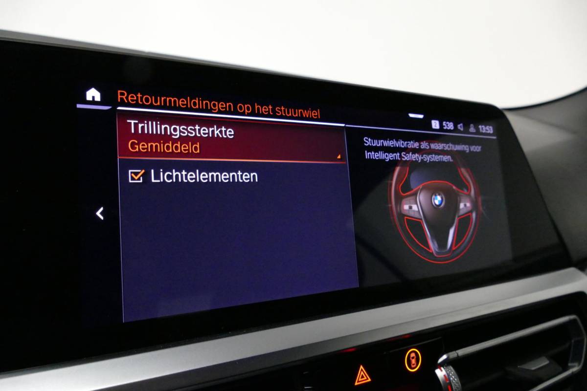 BMW 4 Serie BMW 4-serie Cabrio M440i xDrive High Executive / Air Collar (nekverwarming / BMW Laserlight / Elektr. verstelbare voorstoelen (links met memory) / Harman Kardon Surround Sound / Stoelverwarming / 20″ / Rondomzichtcamera / HUD / Apple Carplay – Android Auto / Adaptief M onderstel / Elektr. wegklapbare trekhaak / Leder interieur / Dodehoekdetectie / Achteruitrijcamera