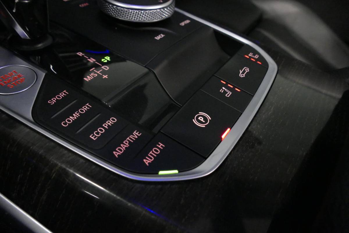 BMW 4 Serie BMW 4-serie Cabrio M440i xDrive High Executive / Air Collar (nekverwarming / BMW Laserlight / Elektr. verstelbare voorstoelen (links met memory) / Harman Kardon Surround Sound / Stoelverwarming / 20″ / Rondomzichtcamera / HUD / Apple Carplay – Android Auto / Adaptief M onderstel / Elektr. wegklapbare trekhaak / Leder interieur / Dodehoekdetectie / Achteruitrijcamera