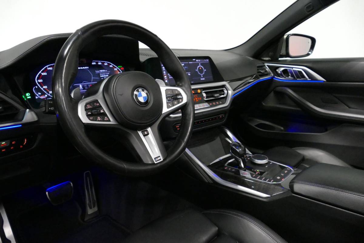 BMW 4 Serie BMW 4-serie Cabrio M440i xDrive High Executive / Air Collar (nekverwarming / BMW Laserlight / Elektr. verstelbare voorstoelen (links met memory) / Harman Kardon Surround Sound / Stoelverwarming / 20″ / Rondomzichtcamera / HUD / Apple Carplay – Android Auto / Adaptief M onderstel / Elektr. wegklapbare trekhaak / Leder interieur / Dodehoekdetectie / Achteruitrijcamera