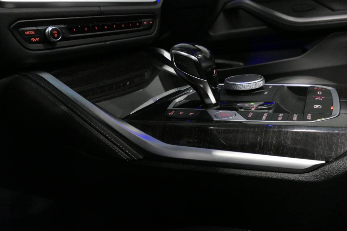 BMW 4 Serie BMW 4-serie Cabrio M440i xDrive High Executive / Air Collar (nekverwarming / BMW Laserlight / Elektr. verstelbare voorstoelen (links met memory) / Harman Kardon Surround Sound / Stoelverwarming / 20″ / Rondomzichtcamera / HUD / Apple Carplay – Android Auto / Adaptief M onderstel / Elektr. wegklapbare trekhaak / Leder interieur / Dodehoekdetectie / Achteruitrijcamera