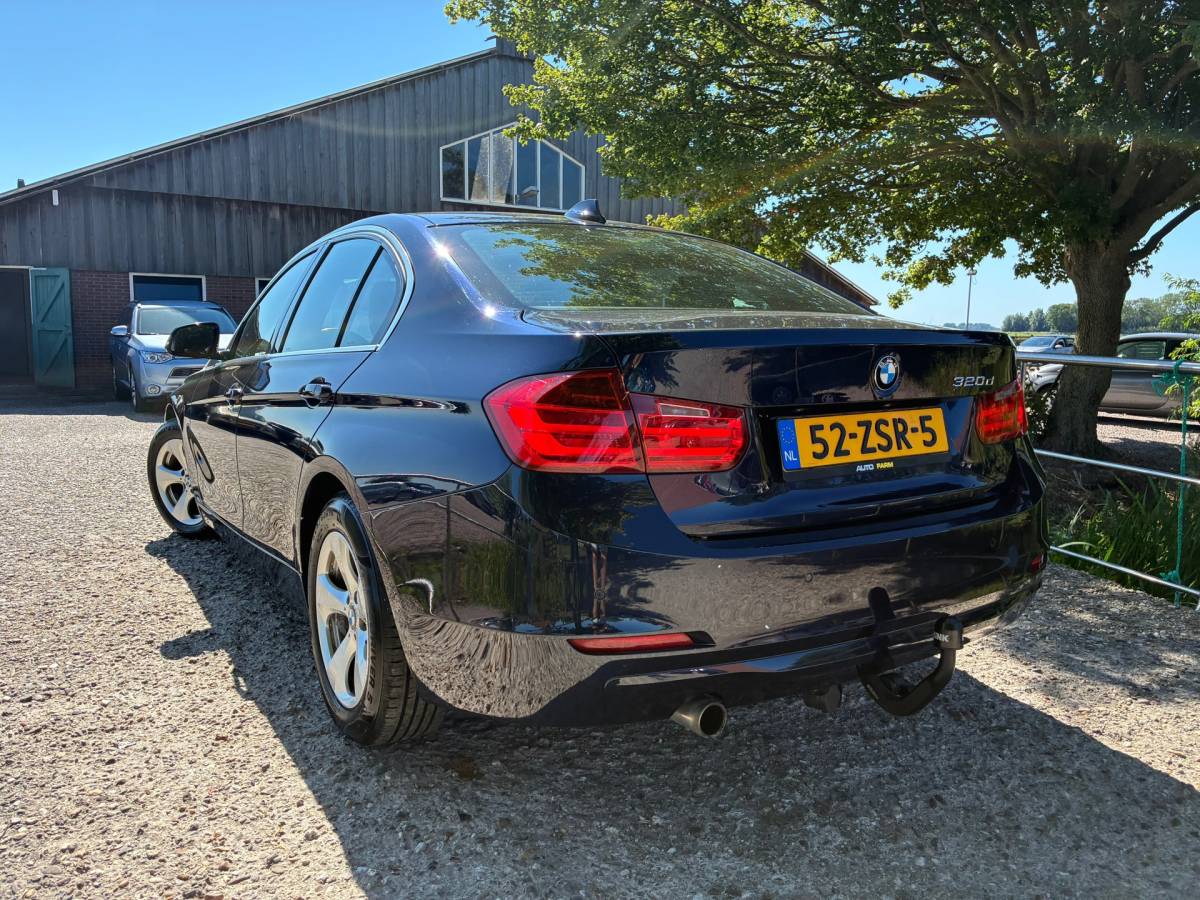 BMW 3 Serie BMW 3-serie 320d High Executive | ” 158.000 KM ” + Cruise + Airco + Navi Nu € 9.975,-!!!