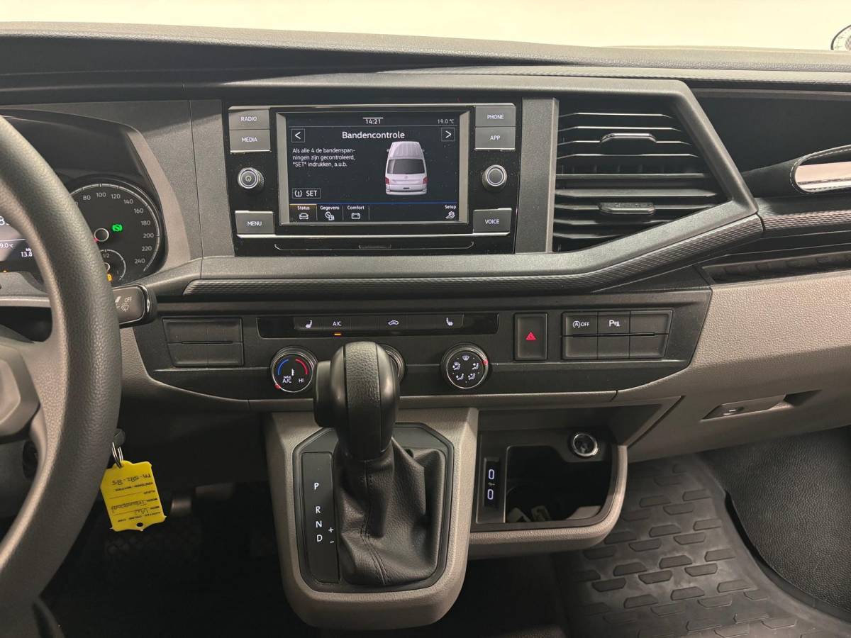 Volkswagen Transporter Volkswagen Transporter 2.0 TDI L1H1 30 Comfortline Airco Cruise Control Apple Carplay Side-bars Licht Metalen velgen Verwarmbare voorstoelen