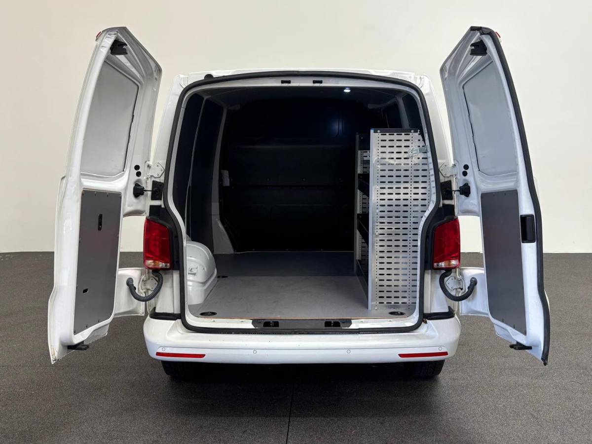 Volkswagen Transporter Volkswagen Transporter 2.0 TDI L1H1 30 Comfortline Airco Cruise Control Apple Carplay Side-bars Licht Metalen velgen Verwarmbare voorstoelen