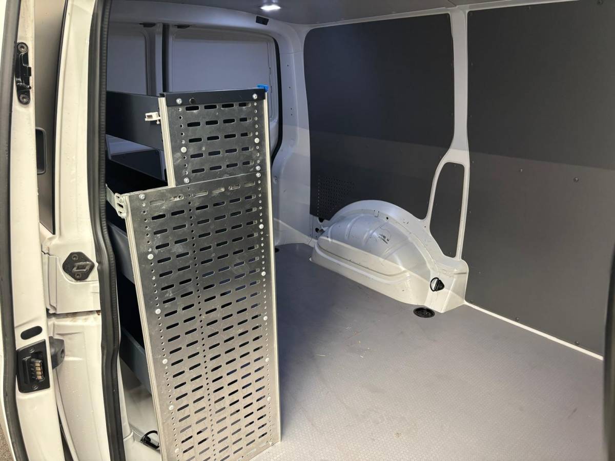 Volkswagen Transporter Volkswagen Transporter 2.0 TDI L1H1 30 Comfortline Airco Cruise Control Apple Carplay Side-bars Licht Metalen velgen Verwarmbare voorstoelen