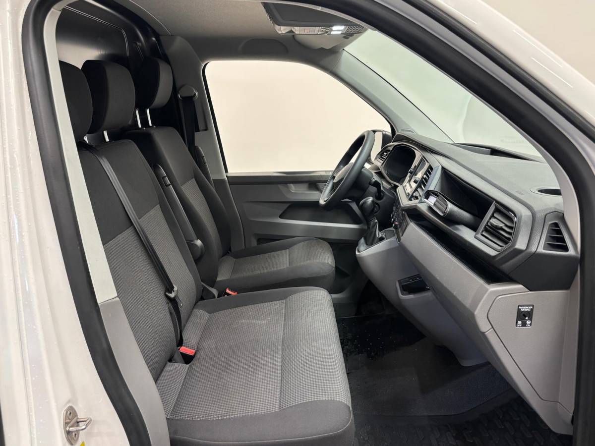 Volkswagen Transporter Volkswagen Transporter 2.0 TDI L1H1 30 Comfortline Airco Cruise Control Apple Carplay Side-bars Licht Metalen velgen Verwarmbare voorstoelen