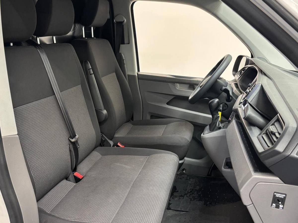 Volkswagen Transporter Volkswagen Transporter 2.0 TDI L1H1 30 Comfortline Airco Cruise Control Apple Carplay Side-bars Licht Metalen velgen Verwarmbare voorstoelen