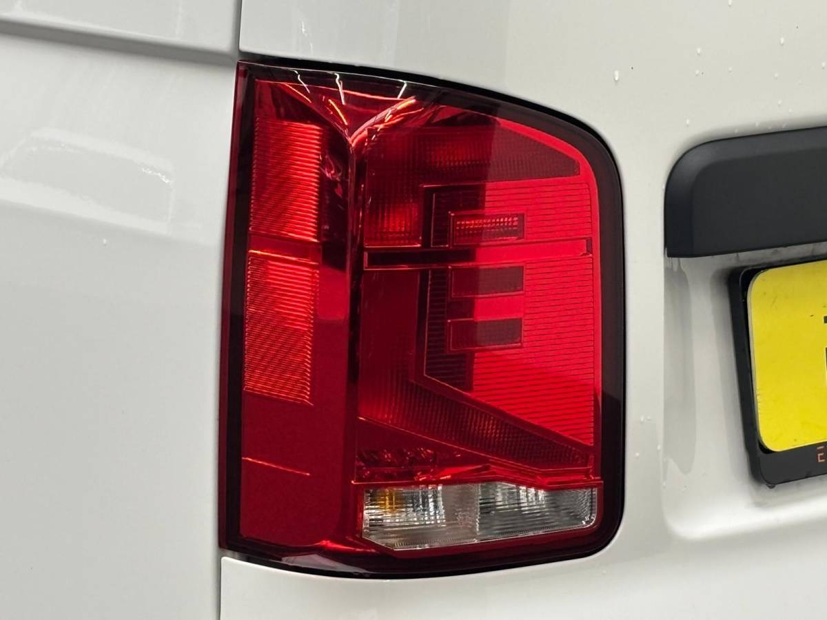 Volkswagen Transporter Volkswagen Transporter 2.0 TDI L1H1 30 Comfortline Airco Cruise Control Apple Carplay Side-bars Licht Metalen velgen Verwarmbare voorstoelen