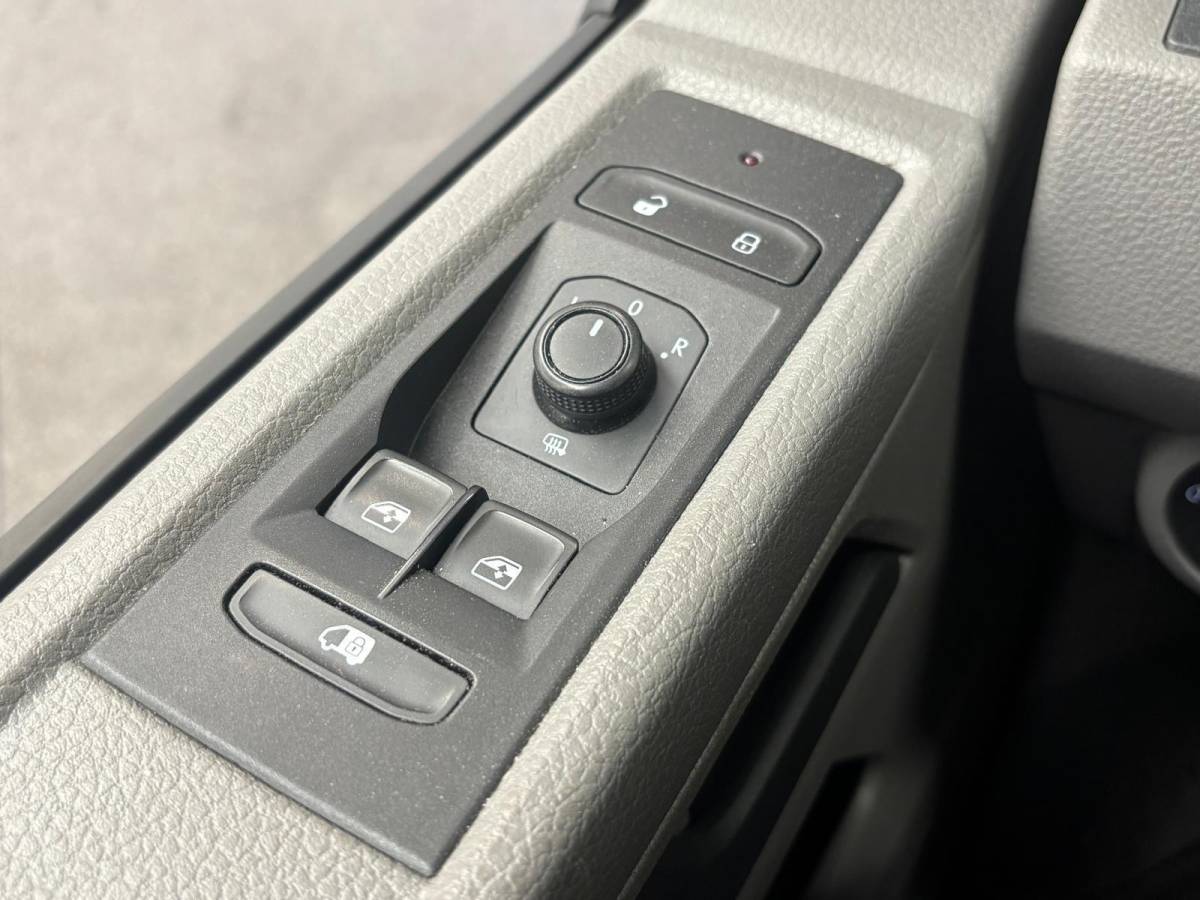 Volkswagen Transporter Volkswagen Transporter 2.0 TDI L1H1 30 Comfortline Airco Cruise Control Apple Carplay Side-bars Licht Metalen velgen Verwarmbare voorstoelen