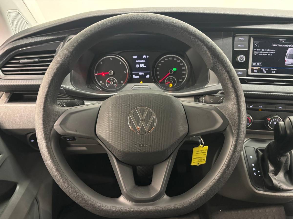 Volkswagen Transporter Volkswagen Transporter 2.0 TDI L1H1 30 Comfortline Airco Cruise Control Apple Carplay Side-bars Licht Metalen velgen Verwarmbare voorstoelen