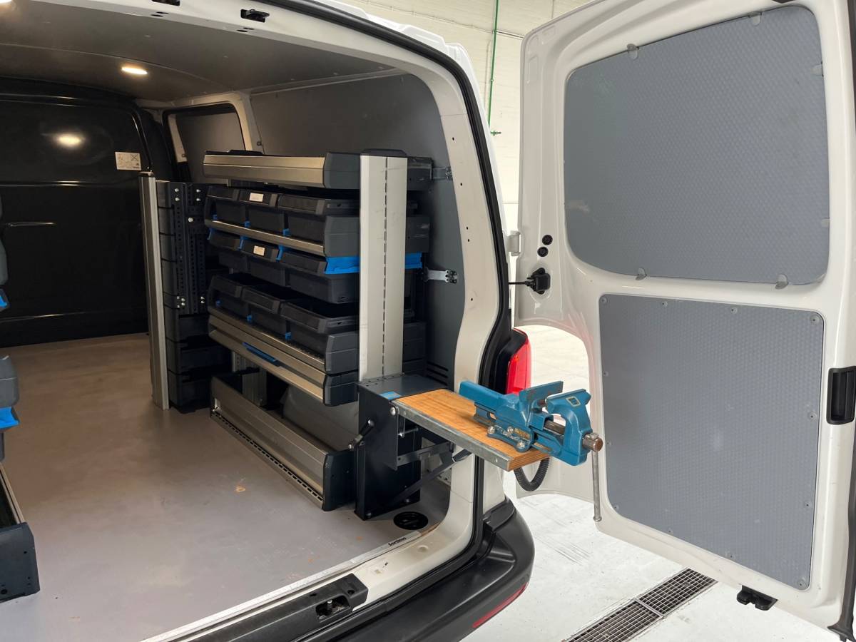 Volkswagen Transporter Volkswagen Transporter Automaat DSG Servicewagen 2.0 TDI 150pk L2H1 3Persoons Sortimo Inrichting, Airco, Navigatie, RIJKLAARPRIJS!