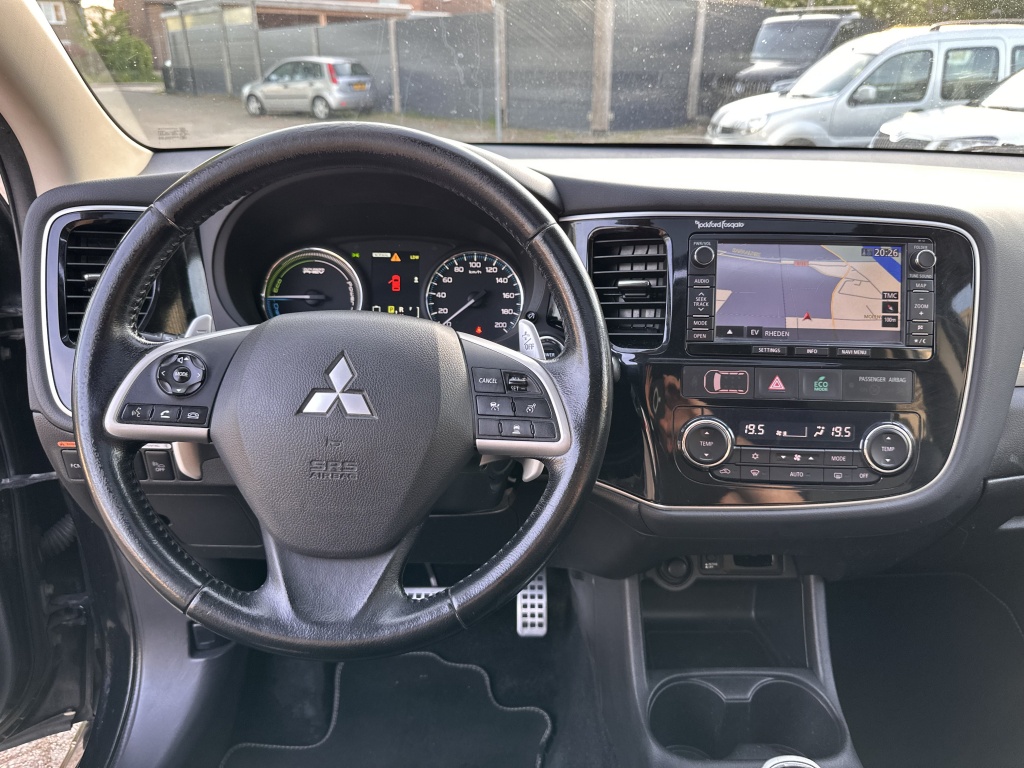 Mitsubishi Outlander Mitsubishi Outlander 2.0 PHEV Leder Panodak Xenon NL Auto NAP Luxe Uitv.
