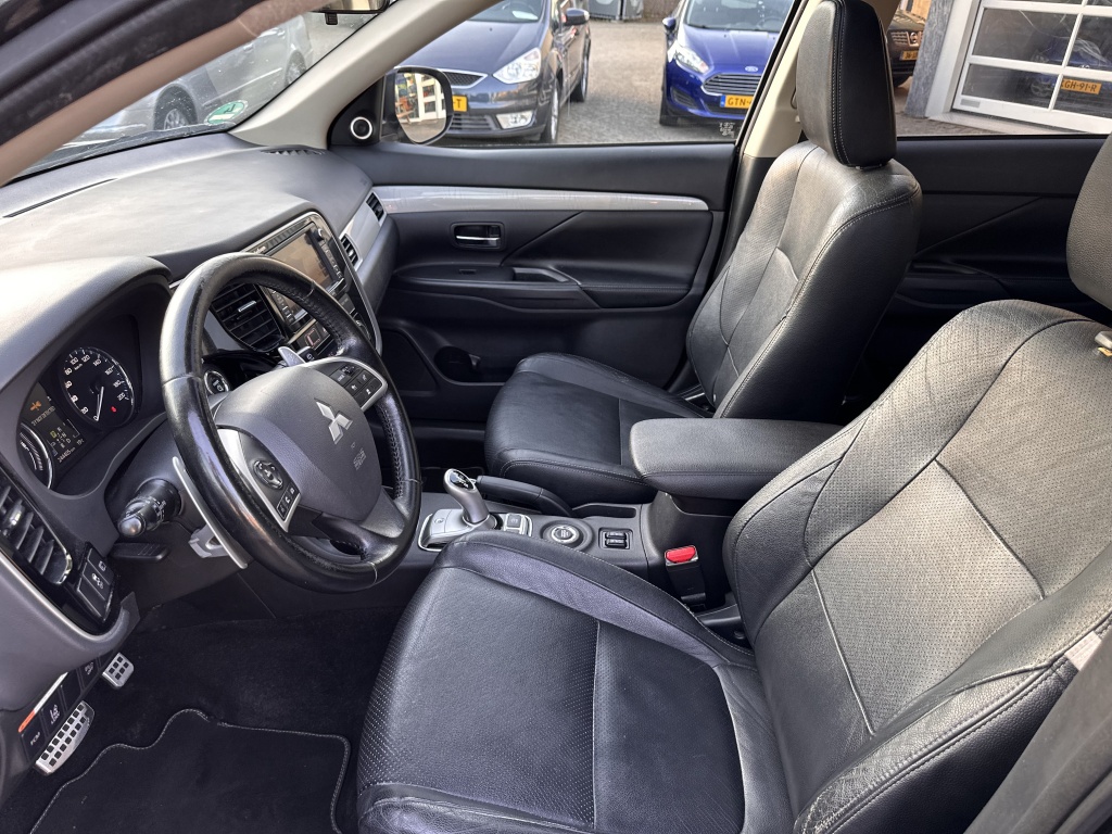Mitsubishi Outlander Mitsubishi Outlander 2.0 PHEV Leder Panodak Xenon NL Auto NAP Luxe Uitv.