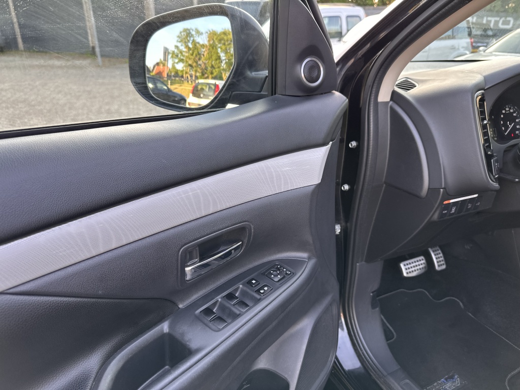 Mitsubishi Outlander Mitsubishi Outlander 2.0 PHEV Leder Panodak Xenon NL Auto NAP Luxe Uitv.