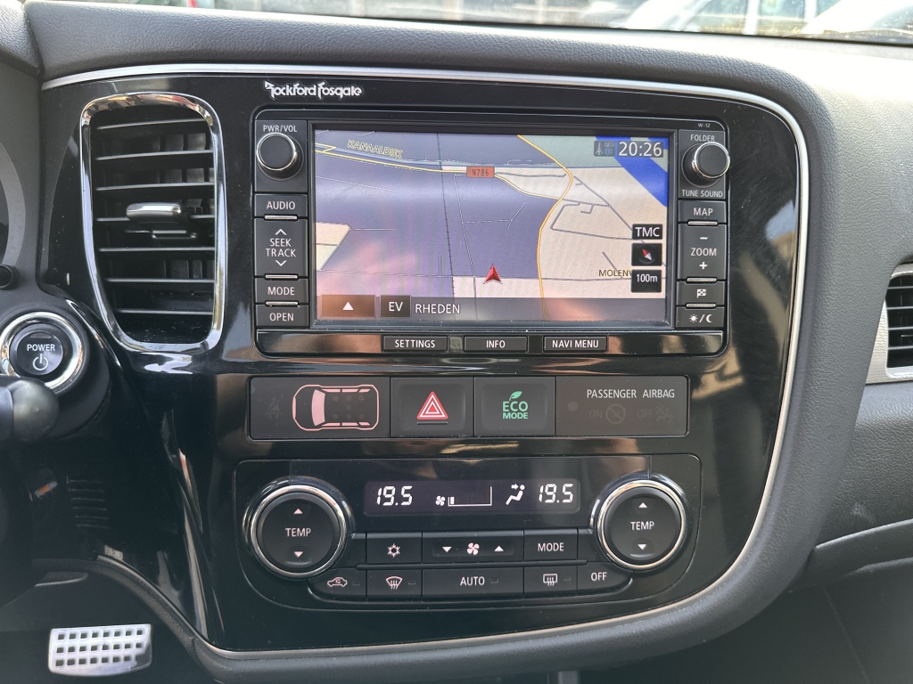 Mitsubishi Outlander Mitsubishi Outlander 2.0 PHEV Leder Panodak Xenon NL Auto NAP Luxe Uitv.