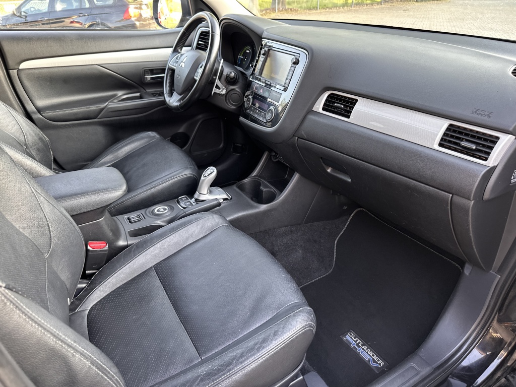 Mitsubishi Outlander Mitsubishi Outlander 2.0 PHEV Leder Panodak Xenon NL Auto NAP Luxe Uitv.