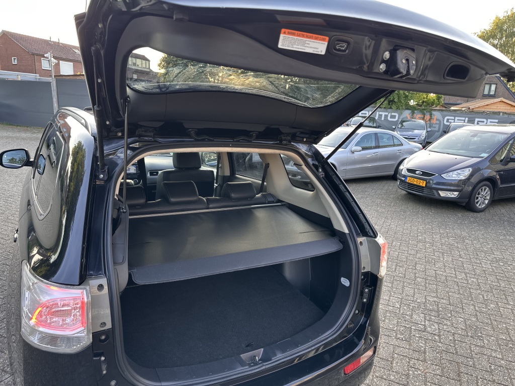 Mitsubishi Outlander Mitsubishi Outlander 2.0 PHEV Leder Panodak Xenon NL Auto NAP Luxe Uitv.