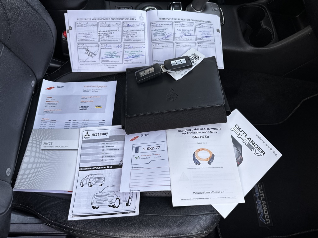 Mitsubishi Outlander Mitsubishi Outlander 2.0 PHEV Leder Panodak Xenon NL Auto NAP Luxe Uitv.