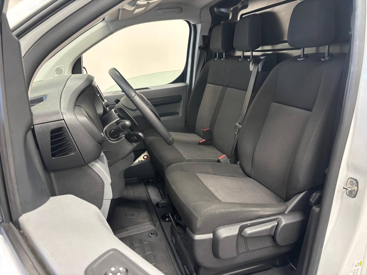 Opel Vivaro Opel Vivaro 2.0 CDTI L3H1 Edition Airco Navigatie Bluetooth Parkeersensoren 3-Zits Camera